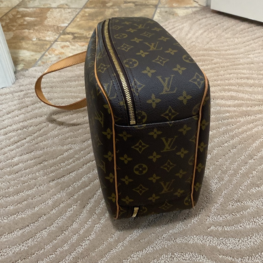 Authentic LV excursion bag - Picture 4 of 9